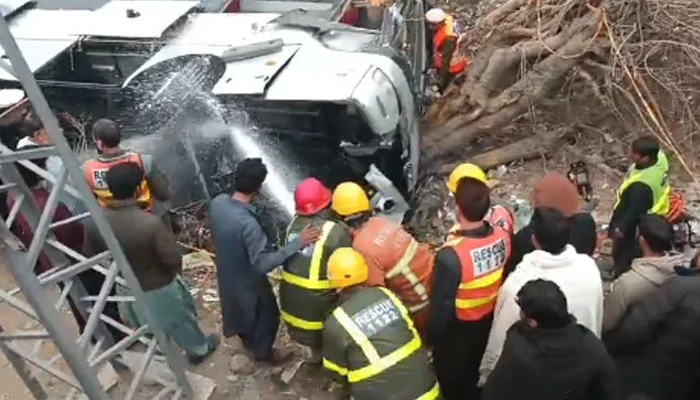ہری پور چہکائی کے مقام پر مسافر وین کو حادثہ، 7 افراد جاں بحق