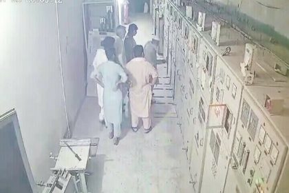 پشاور میں لوڈ شیڈنگ پر مشتعل عوام کا گرڈ اسٹیشن پر دھاوا