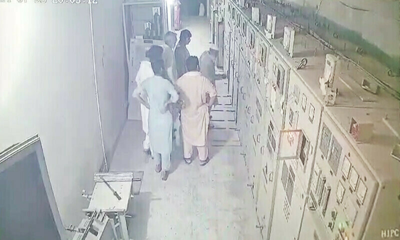 پشاور میں لوڈ شیڈنگ پر مشتعل عوام کا گرڈ اسٹیشن پر دھاوا