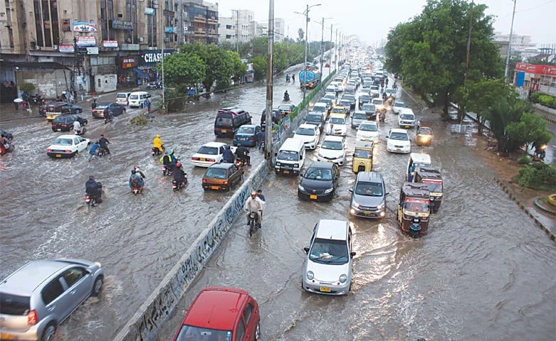 لاہور میں 44 سالہ ریکارڈ توڑ بارش، شہر زیر آب، رین ایمرجنسی نافذ