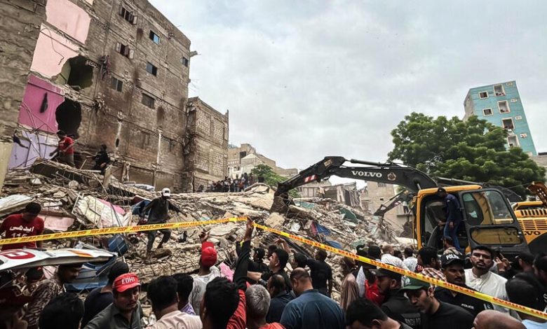 لیاری میں پانچ منزلہ عمارت زمین بوس، 7 افراد جاں بحق، 20 سے زائد کے دبے ہونے کا خدشہ