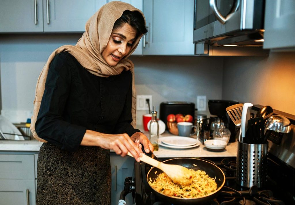 2 گھنٹے پکانا، 10 منٹ کھانا: کیا یہ دنیا کا سب سے بڑا دھوکہ ہے؟