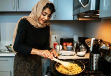 2 گھنٹے پکانا، 10 منٹ کھانا: کیا یہ دنیا کا سب سے بڑا دھوکہ ہے؟