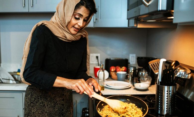 2 گھنٹے پکانا، 10 منٹ کھانا: کیا یہ دنیا کا سب سے بڑا دھوکہ ہے؟