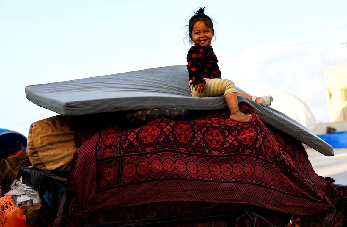 غزہ امن منصوبہ نافذالعمل: لوگ تباہ شدہ گھروں کی طرف بڑھ رہے ہیں